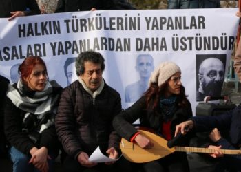 Muhalif sanatçılar baskı altında