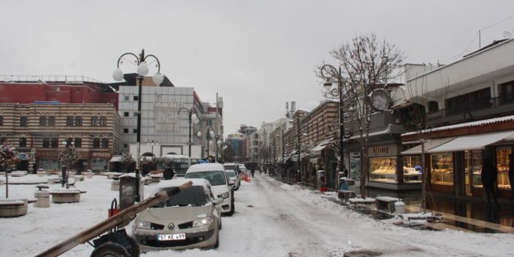 Kadim kentte kar sevinci