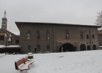 Diyarbakır’ın Sur ilçesindeki tarihi yapılarda kar manzarası
