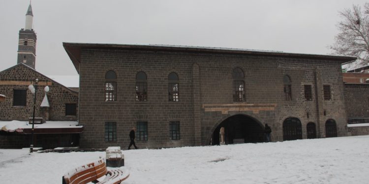 Diyarbakır’ın Sur ilçesindeki tarihi yapılarda kar manzarası