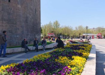 Koronavirüs de vatandaş da dışarıda