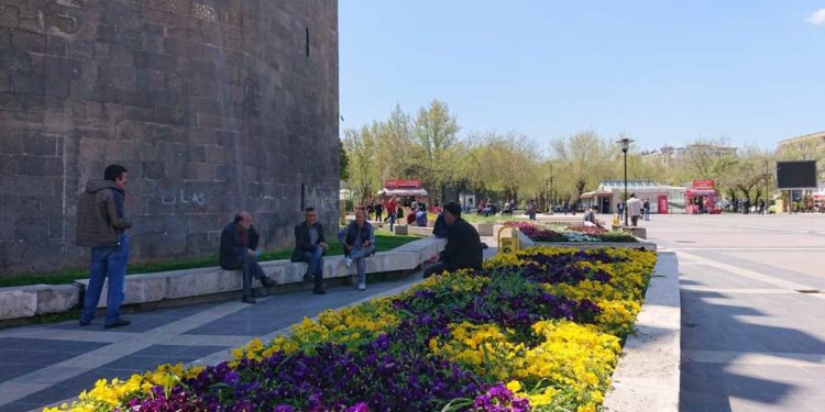 Koronavirüs de vatandaş da dışarıda