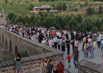 On Gözlü Köprü’de kitlesel halay