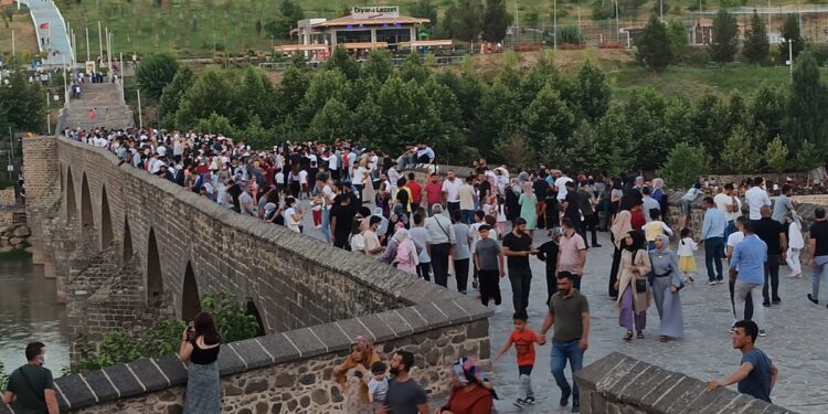 On Gözlü Köprü’de kitlesel halay