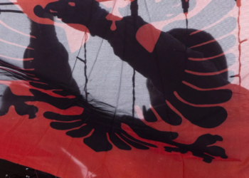 Arnavutluk’ta eylemciler molotoflara sarıldı
