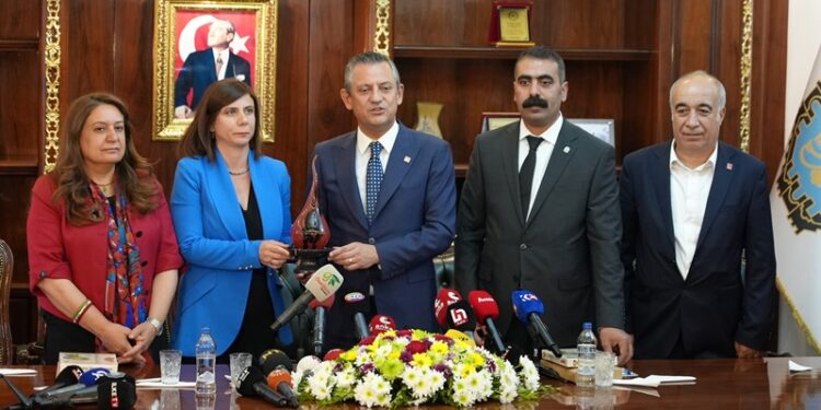 CHP Genel Başkanı Özel’den Diyarbakır Büyükşehir Belediyesine ziyaret