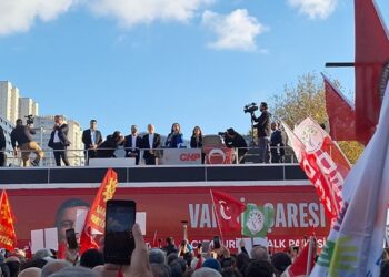 Esenyurt Meydanı’nda kayyıma karşı on binler toplandı