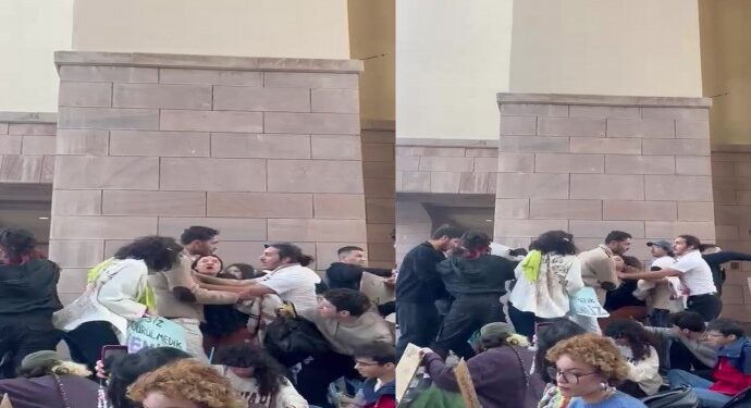 Kadın cinayetlerini protesto eden kadınlara faşist saldırı