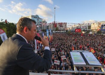 Esenyurt Meydanı’nda kayyıma karşı on binler toplandı