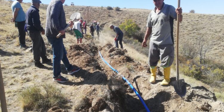 Devlet hizmetinin sağlanmadığı köye imece usulüyle suyu getirdiler