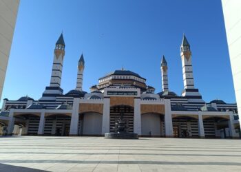 500 milyon liraya yapılan caminin taşları oynuyor