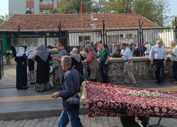 Diyarbakır’da ucuz yağ kuyruğu: Fiyat zamlandı, kuyruk bitmedi!