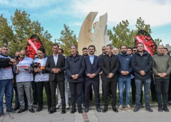 Van depreminde yaşamını yitirenler için anma