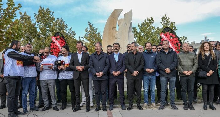 Van depreminde yaşamını yitirenler için anma