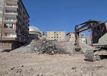 Diyarbakır’da ağır hasarlı bina yıkılırken, yan binaya zarar verdi