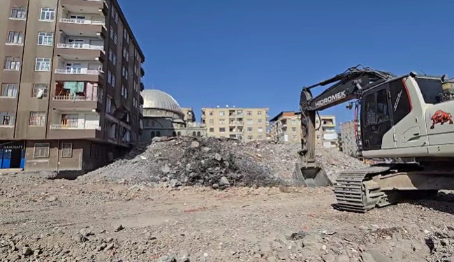 Diyarbakır’da ağır hasarlı bina yıkılırken, yan binaya zarar verdi