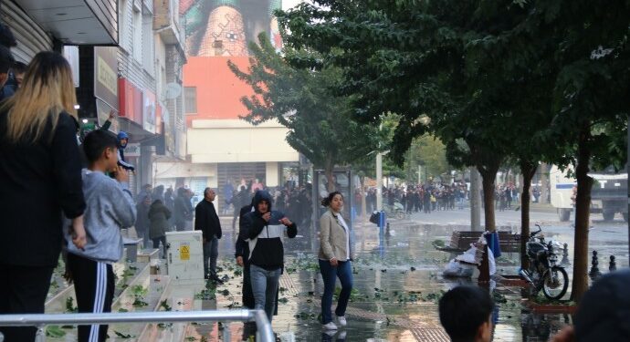 Batman’da kayyum nöbetine polis müdahalesi