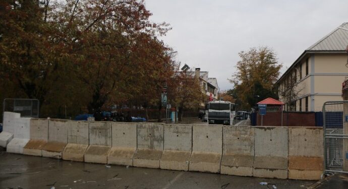 Kayyum Dersim Belediyesi’ni beton bariyerlerle kapattı