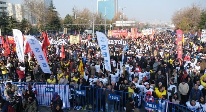 ‘Geçinemiyoruz’ mitingine iktidar değişimi çağrısı damga vurdu