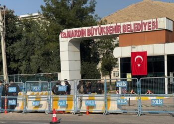 Mardin Büyükşehir önündeki polis barikatı tahkim edildi