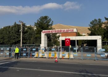 Mardin Büyükşehir önündeki polis barikatı tahkim edildi
