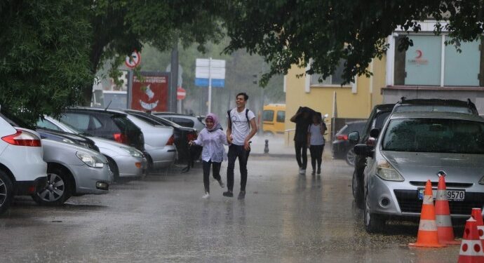 Meteorolojiden yağış uyarısı: 2 ilde kar var