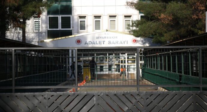 Eski belediye eşbaşkanları tahliye oldu