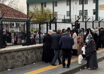 Diyarbakır’da TMO önünde pirinç ve yağ kuyruğu