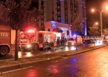 İstanbul’da yangın: 3 katlı binanın terası kullanılamaz halde