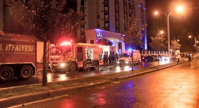 İstanbul’da yangın: 3 katlı binanın terası kullanılamaz halde