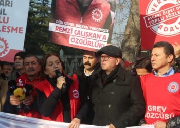 DİSK’ten Bakanlık önünde asgari ücret açıklaması