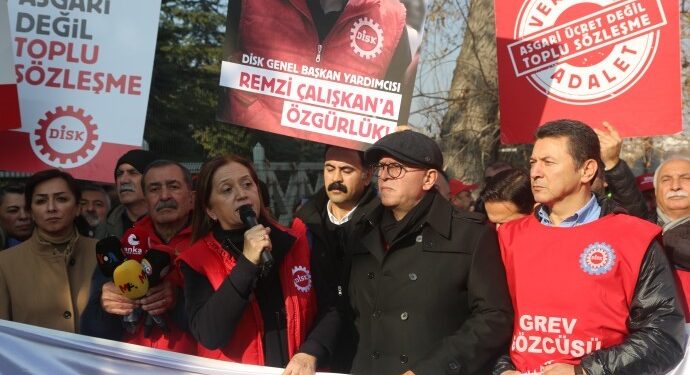 DİSK’ten Bakanlık önünde asgari ücret açıklaması