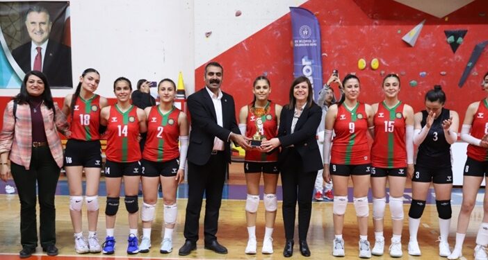Diyarbakır Büyükşehir Genç Kadınlar Voleybol Takımı il birincisi oldu