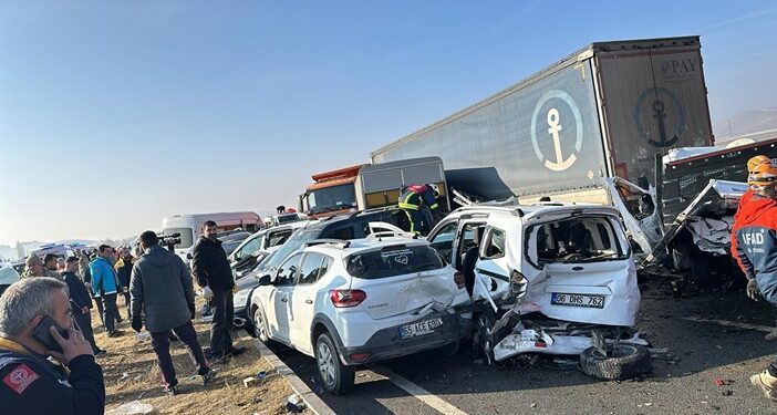 Van’da feci kaza: 21 araç kazaya karıştı, onlarca yaralı