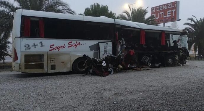 Sarayköy’de kaza: 1 can kaybı, 20 yaralı