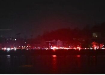 Yolcu uçağı ve helikopter çarpıştı: Çok sayıda can kaybı var