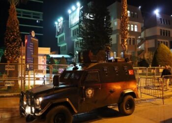 DEM Partili eşbaşkanlar gözaltında, belediyeye “kayyım atandı” iddiası