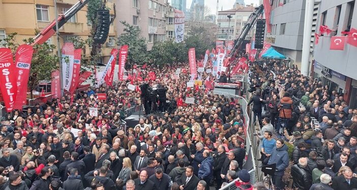 Beşiktaş Belediyesi önünde kayyım protestosu