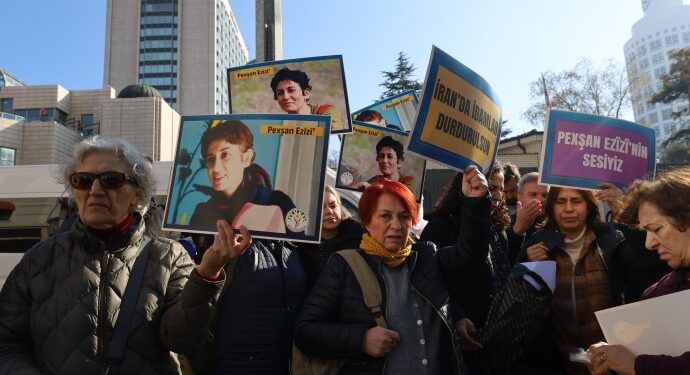 İran Büyükelçiliği önünde Pexşan protestosu