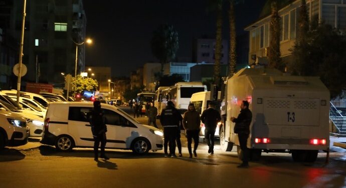 DEM Parti yurttaşları Akdeniz Belediyesi önüne çağırdı