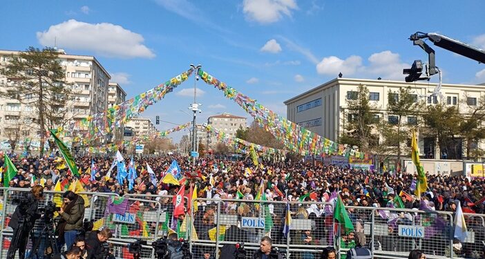Diyarbakır’da “Barış için özgürlük” mitingi başladı