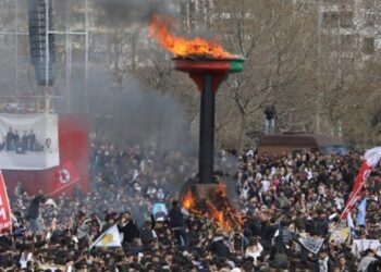 Diyarbakır’da Newroz ateşi harlandı