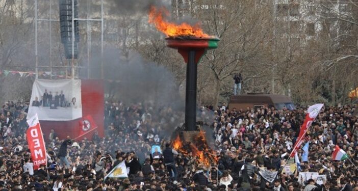 Diyarbakır’da Newroz ateşi harlandı