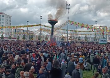 Diyarbakır’da görkemli Newroz: Herkes dili ve kültürüyle özgür yaşasın