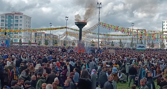 Diyarbakır’da görkemli Newroz: Herkes dili ve kültürüyle özgür yaşasın