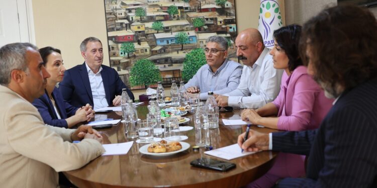 Alevi kurum yöneticileri DEM Parti ile toplandı