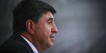 Kenanoğlu’ndan Altan Tan’a: “Makbul Alevi” yaratma peşindeler