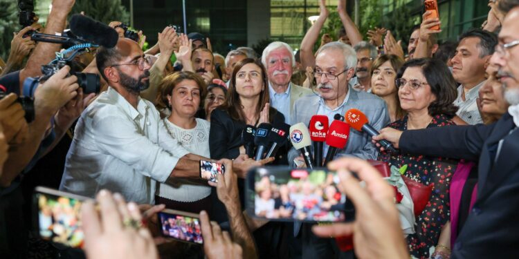 Selçuk Mızraklı’ya Diyarbakır Havaalanı’nda coşkulu karşılama