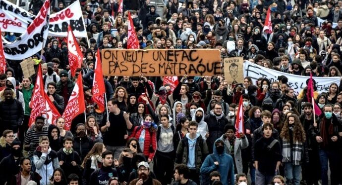 Fransa’da liselilerin eyleminde 202 yaralı